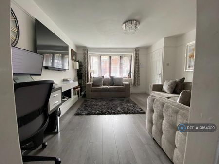 4 bedroom detached house to rent - Photo 3