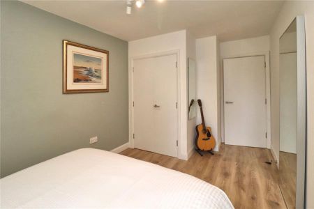 Oak House, Woking, Surrey, GU22 - Photo 4