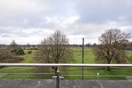 4 Bed House - Photo 2