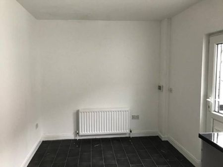 Partly Furnished 2 Bedroom Terrace - Photo 5
