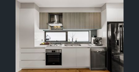 Stunning Town Residence in the Heart of Ringwood - Photo 3