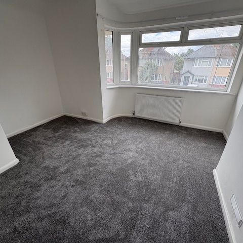 Northumberland Crescent, Feltham - Photo 1