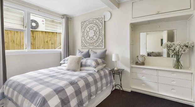 TIDY ONE BEDROOM DOWNSTAIRS FLAT: close to Lyall Bay & Kilbirnie. - Photo 1