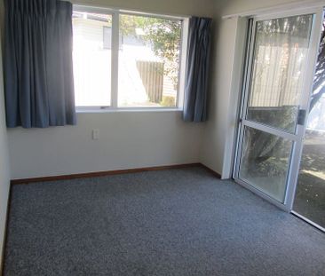 Spacious 2 bdrm house with a single secure garage - Photo 4