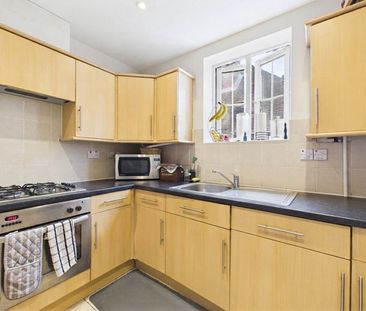2 bedroom Flat in English Court, Wokingham - Photo 5