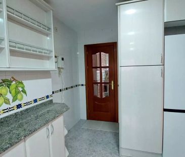 Room in a shared 6-bedroom apartment for rent in Castilla - Photo 5