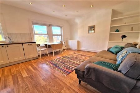 Top floor modern 1 bedroom property only a short walk away from Archway Station - Photo 4