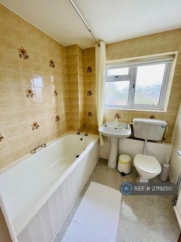 1 bedroom in a house share to rent - Photo 5