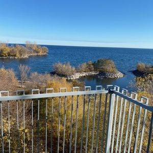 Waterfront 2 Bedroom Beautifully Renovated Unit - Photo 2