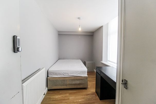 Queen Street, Treforest, Pontypridd - Photo 1