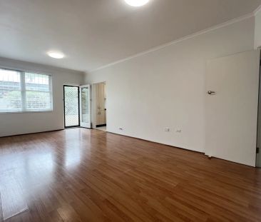 Lovely Three Bedroom Apartment, Conveniently Located! - Photo 3