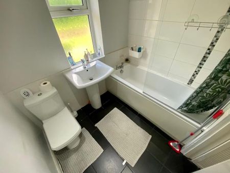 3 bedroom semi-detached house to rent - Photo 5