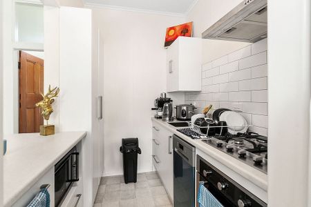 Cosy renovated flat, 5 min walk to shops & beach - Photo 2