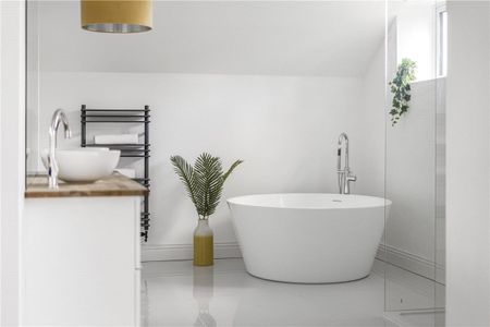 Stylish, versatile and newly constructed 4 bedroom detached house that is ideal for multi-generational or family living in this desirable location. - Photo 4