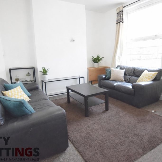 4 Bedroom Mid Terraced House - Photo 1