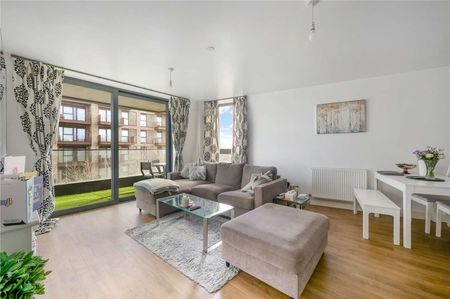 Spacious two bedroom, two bathroom apartment providing luxury living accommodation. - Photo 3