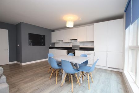 3 bedroom Apartment to let - Photo 3