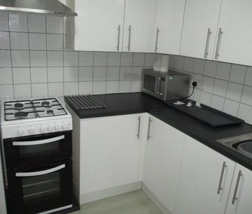 4 bedroom semi-detached house to rent - Photo 4