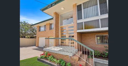 Family Home with Pool in Wynnum West - Photo 3