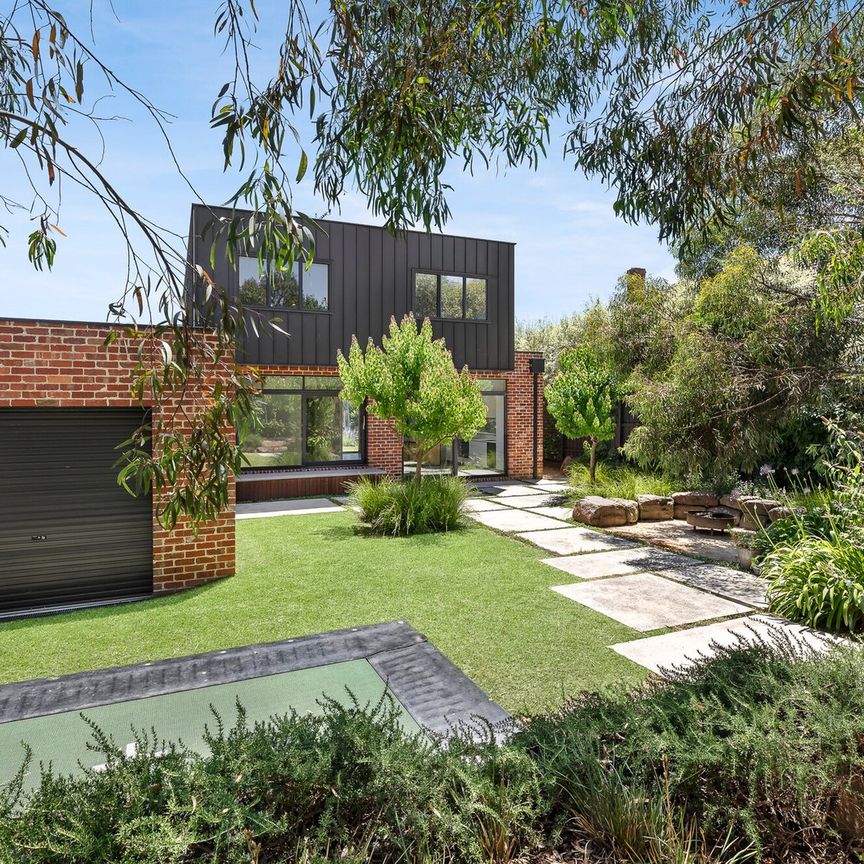 Family home with striking Street Front Appeal - Photo 1