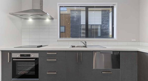 Spacious townhouse, great location! - Photo 1