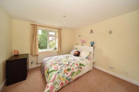 4 bedroom semi-detached house to rent - Photo 4
