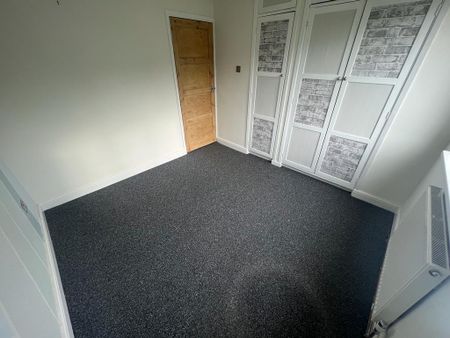 3 bedroom flat to rent - Photo 3