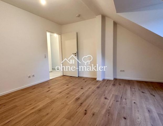 Helle 2-Zimmer-Dachgeschosswohnung mit Einbauküche – frisch renoviert - Foto 1