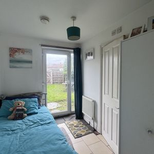 Court Close - Photo 2