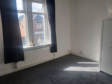 4 bedroom flat to rent - Photo 2