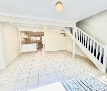 2 Bedroom Townhouse Southport Available 19 December - Photo 1