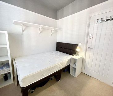 1 bedroom in a flat share to rent - Photo 4