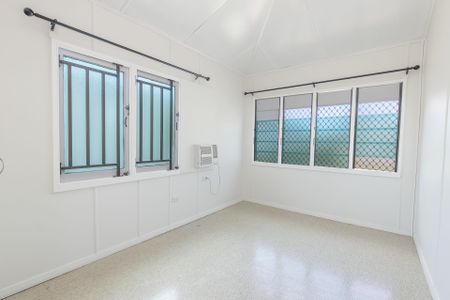 1/119 Eyre Street, North Ward - Photo 3