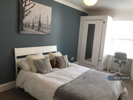 4 bedroom flat to rent - Photo 4