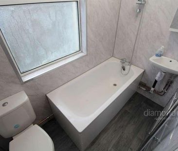 The Crescent, Harlington, UB3 - Photo 2