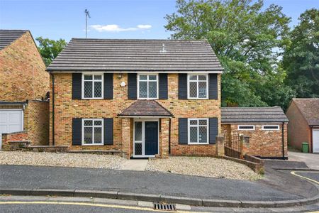 A well presented and spacious 4 bedroom detached house on a quiet residential road in Northwood. Available now and offered unfurnished. - Photo 4