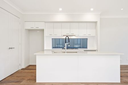 Stunning Brand New 5 Bedroom Family Home in Marsden Park - Photo 5