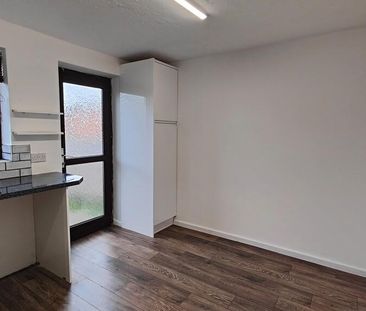 2 bedroom end of terrace house to rent - Photo 4