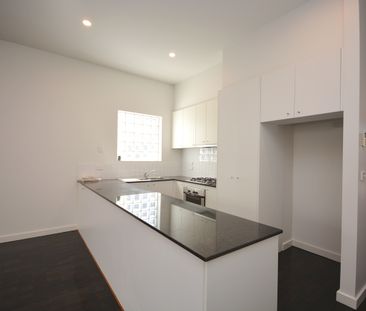 Fresh & Bright Three-Bedroom Townhouse in Prime Ripponlea Location! - Photo 3