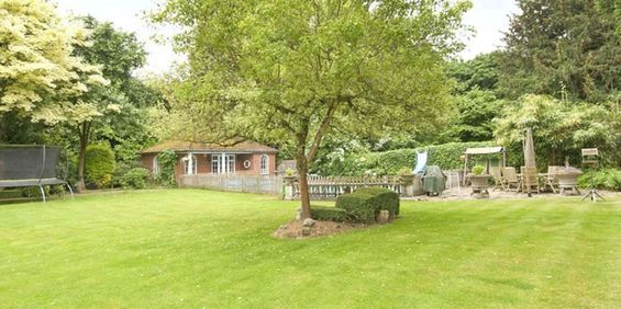 An imposing neo-Georgian style detached family home. Offered unfurnished and available now. - Photo 3