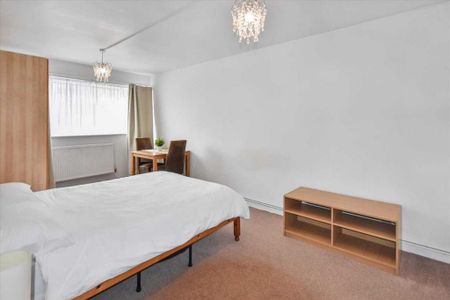 3 bedroom flat to rent - Photo 4