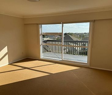 Large master bedroom, fabulous view. New bathrooms - Photo 1