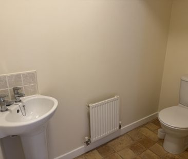 Two Double Bedrooms House with Waterfront Views, Close to Rail Links - Photo 5