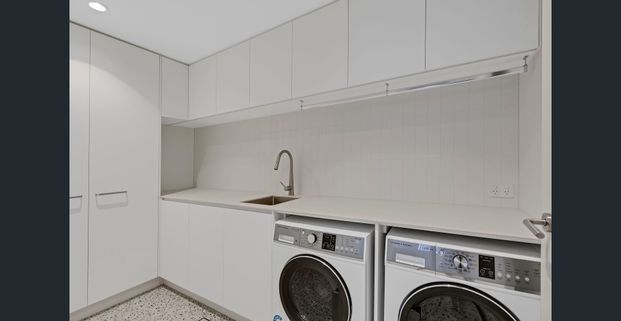 Beachside Elegance - Luxury 3 Bedroom Apartment with Sought After Northwest Aspect in Prime Coastal Location - Photo 1