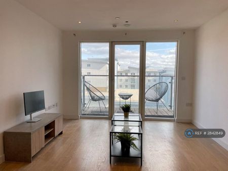 1 bedroom in a flat share to rent - Photo 2