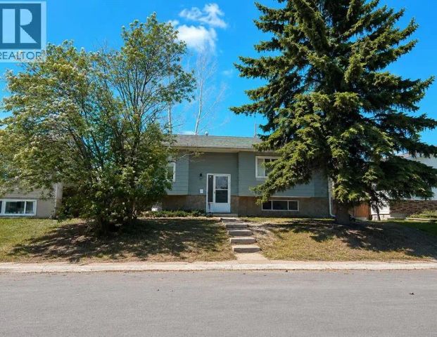 Like new 4 bdrm plus den Single House in Penbrooke Meadows — 4 Bedrooms+ Den House - Photo 1