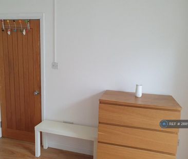 1 bedroom in a house share to rent - Photo 3