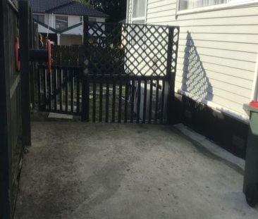 Large 3 B/Room Family home (Rear). - Photo 4