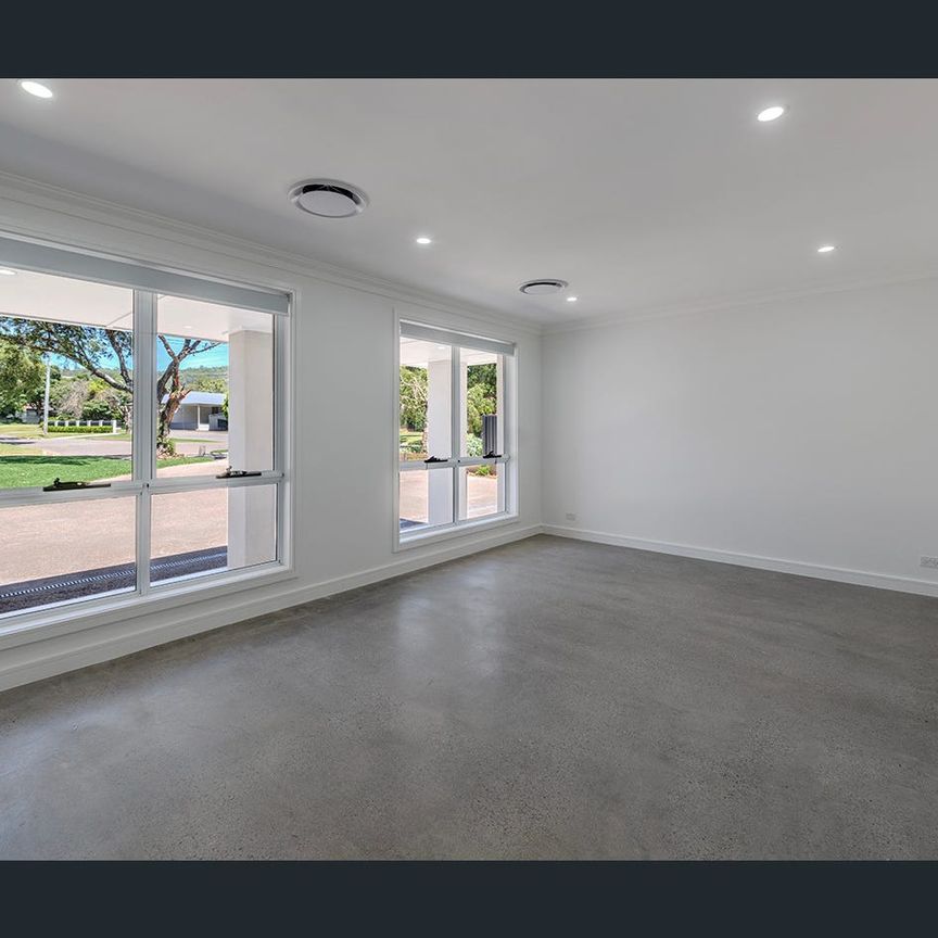 Stunning Renovated Home in Prime Leonay Locale - Photo 1