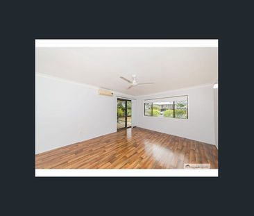 RECENTLY RENOVATED 4 BEDROOM FAMILY HOME! - Photo 2